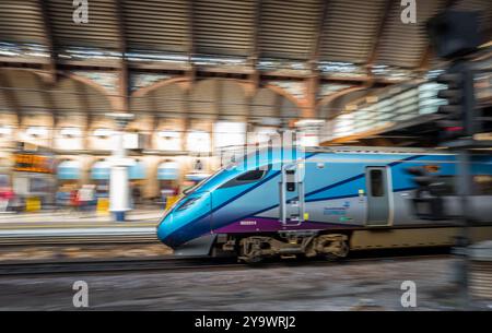 TransPennine Express Klasse 802 Azuma Elektrozug im Bahnhof York. Stockfoto