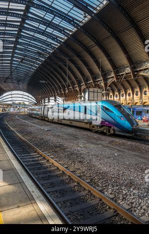 TransPennine Express Klasse 802 Azuma Elektrozug im Bahnhof York. Stockfoto