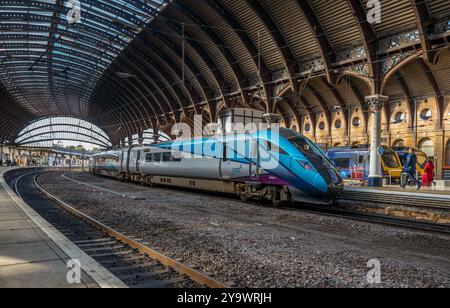 TransPennine Express Klasse 802 Azuma Elektrozug im Bahnhof York. Stockfoto