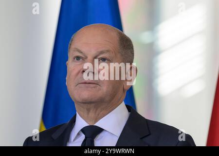 Deutschland, Berlin, Kanzleramt, Eintreffen des ukrainischen Praesidenten Wolodymyr Selenskyj am Bundeskanzleramt, und kurze Statements, im Bild v.l.: OLAF Scholz - Bundeskanzler Kanzleramt Berlin, 11.10. 2024, *** GER, Berlin, Kanzleramt, Ankunft des ukrainischen Präsidenten Wolodymyr Selenskyj im Bundeskanzleramt, und kurze Ausführungen, im Bild von Olaf Scholz Bundeskanzleramt Berlin, 11 10 2024, Copyright: HMBxMedia/UwexKoch Stockfoto