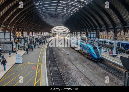 TransPennine Express Klasse 802 Azuma Elektrozug im Bahnhof York. Stockfoto