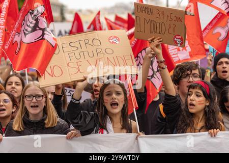 Madrid, Spanien. Oktober 2024. Studenten aus ganz Spanien mobilisieren sich für Verzögerungen bei den Hochschulzugangsprüfungen (PAU) für das nächste höhere Schuljahr und für mehr Plätze in der Berufsbildung. (Kreditbild: © Ignacio Lopez Isasmendi/ZUMA Press Wire) NUR REDAKTIONELLE VERWENDUNG! Nicht für kommerzielle ZWECKE! Stockfoto