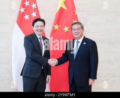 Vientiane, Laos. Oktober 2024. Der chinesische Premierminister Li Qiang trifft sich am Rande der Treffen der Regierungschefs über die ostasiatische Zusammenarbeit in Vientiane, Laos, am 11. Oktober 2024. Quelle: Ding Haitao/Xinhua/Alamy Live News Stockfoto