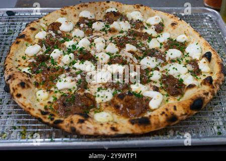 Fleischpizzateller im Restaurant Oobatz in Paris Stockfoto