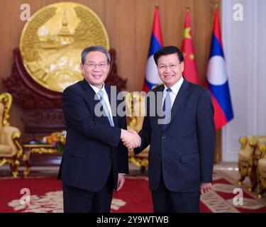 Vientiane, Laos. Oktober 2024. Der chinesische Premierminister Li Qiang trifft sich am 11. Oktober 2024 in Vientiane, Laos, mit dem Generalsekretär des Zentralkomitees der Revolutionären Volkspartei Laos und dem laotischen Präsidenten Thongloun Sisoulith. Quelle: Liu Bin/Xinhua/Alamy Live News Stockfoto