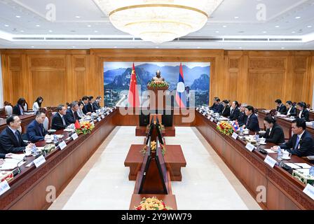 Vientiane, Laos. Oktober 2024. Der chinesische Ministerpräsident Li Qiang trifft sich am 11. Oktober 2024 mit dem Präsidenten der Nationalversammlung von Laos Saysomphone Phomvihane in Vientiane, Laos. Quelle: Zhang Ling/Xinhua/Alamy Live News Stockfoto