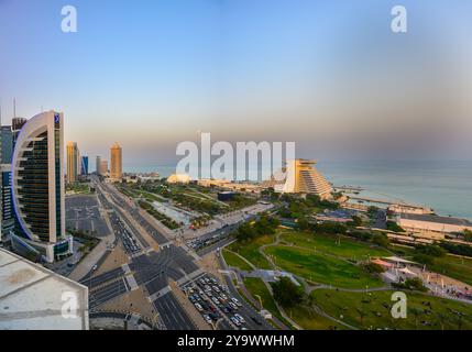 Doha, Katar - 23. Februar 2024: Ein Blick aus einem hohen Winkel auf die Straßenkreuzung, die Markierungen für den Fußweg, die Ampeln und die Bordsteinkanten der West Bay Doha Stockfoto