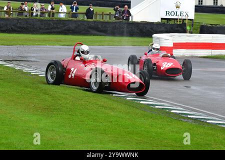 John Spiers, Maserati 250F, eine Berührung weit aus der Chikane, Richard Wilson, Ferrari 246 Dino, Richmond und Gordon Trophies, 25 Minuten R Stockfoto