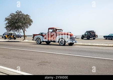 Gulfport, MS - 04. Oktober 2023: Weitwinkelansicht eines Pickup-Trucks von 1953 Chevrolet 3100 auf einer lokalen Autoshow. Stockfoto