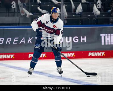 Nikolaus Heigl (EHC Red Bull Muenchen, #15) beim Aufwaermen GER, EHC Red Bull Muenchen gegen Duesseldorfer EG, Eishockey, DEL, 8. Spieltag, Saison 2024/2025, 11.10.2024. Foto: Eibner-Pressefoto/Heike Feiner Stockfoto