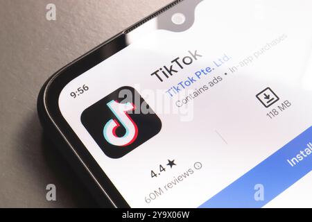 11. Oktober 2024, Brasilien. In dieser Abbildung wird das TikTok App-Logo auf einem Smartphone-Bildschirm angezeigt Stockfoto