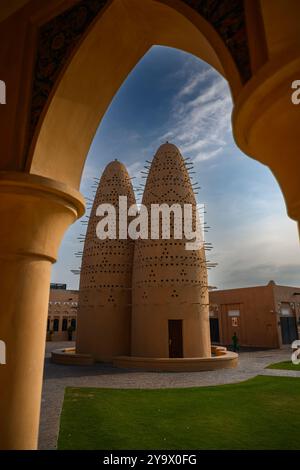 Taubentürme des Kulturdorfes Katara in Doha, Katar, umrahmt durch einen Bogen. Katara liegt an der Ostküste zwischen der West Bay Distri Stockfoto