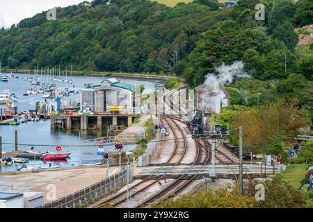 Historischer Passagierdampfzug Kingswear, Devon, Großbritannien. Der Zug ist erhalten geblieben und wird heute zur Beförderung von Fahrgästen entlang der berühmten Touristenlinie genutzt Stockfoto