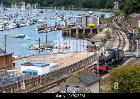 Historischer Passagierdampfzug Kingswear, Devon, Großbritannien. Der Zug ist erhalten geblieben und wird heute zur Beförderung von Fahrgästen entlang der berühmten Touristenlinie genutzt Stockfoto