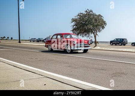 Gulfport, MS - 04. Oktober 2023: Weitwinkelansicht eines Ford Custom Deluxe Club Coupés aus dem Jahr 1950 auf einer lokalen Autoshow. Stockfoto