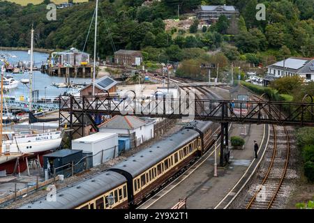 Historischer Passagierdampfzug Kingswear, Devon, Großbritannien. Der Zug ist erhalten geblieben und wird heute zur Beförderung von Fahrgästen entlang der berühmten Touristenlinie genutzt Stockfoto