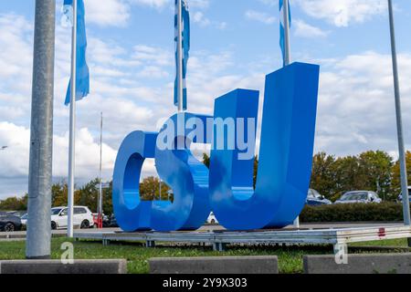 Augsburg, Bayern, Deutschland - 11. Oktober 2024: Parteikonferenz der CSU (Christliche Sozialunion in Bayern) in Augsburg. CSU-Logo vor dem Messegelände *** Parteitag der Partei CSU in Augsburg. CSU Logo vor dem Messegelände Stockfoto