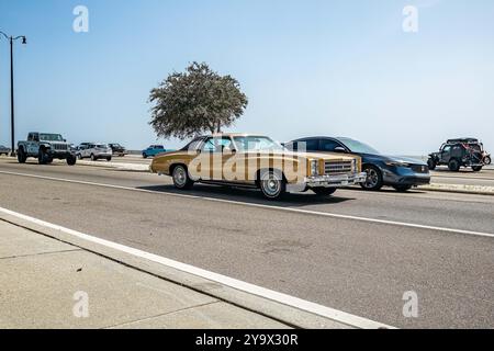Gulfport, MS - 04. Oktober 2023: Weitwinkelansicht eines 1976 Chevrolet Monte Carlo Hardtop Coupés auf einer lokalen Autoshow. Stockfoto