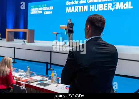 Augsburg, Bayern, Deutschland - 11. Oktober 2024: Parteikonferenz der CSU (Christliche Sozialunion in Bayern) in Augsburg. Leibwächter der bayerischen Polizei *** Parteitag der Partei CSU in Augsburg. Personenschützer bzw. Leibwächter der bayerischen Polizei Stockfoto