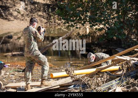 Erwin, Usa. Oktober 2024. Soldaten der US-Armee sammeln Bodenproben, um nach dem Hurrikan Helene vom 10. Oktober 2024 in Erwin, Tennessee, auf Kontamination durch Überschwemmungen zu prüfen. Quelle: Sgt. Everett Babbitt/US Army Photo/Alamy Live News Stockfoto