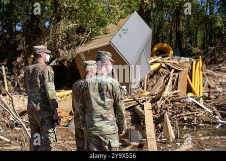 Erwin, Usa. Oktober 2024. Soldaten der US-Armee sammeln zusammen mit dem 45. Zivilen Unterstützungsteam Bodenproben, um nach dem Hurrikan Helene, 10. Oktober 2024, in Erwin, Tennessee, auf Kontamination durch Überschwemmungen zu prüfen. Quelle: Sgt. Everett Babbitt/US Army Photo/Alamy Live News Stockfoto