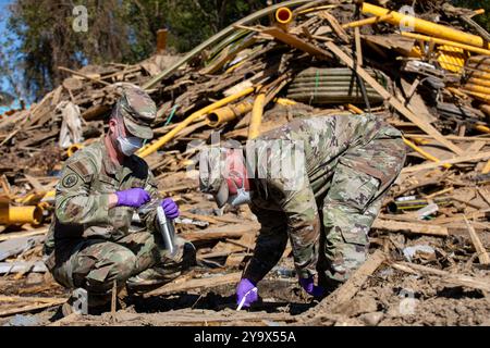 Erwin, Usa. Oktober 2024. Soldaten der US-Armee sammeln zusammen mit dem 45. Zivilen Unterstützungsteam Bodenproben, um nach dem Hurrikan Helene, 10. Oktober 2024, in Erwin, Tennessee, auf Kontamination durch Überschwemmungen zu prüfen. Quelle: Sgt. Everett Babbitt/US Army Photo/Alamy Live News Stockfoto