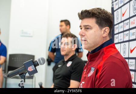 Austin, Tx, USA. Oktober 2024. Der Trainer der New U.S. Men's National Team (USMNT), MAURICIO POCHETTINO, hält am 11. Oktober 2024 am Vorabend seines ersten Spiels gegen Panama für das Hispanic Heritage Match in Austin's Q2 Stadium am Samstag eine Pressekonferenz ab. Pochettino trainierte zuvor bei Chelsea in der englischen Premier League. (Kreditbild: © Bob Daemmrich/ZUMA Press Wire) NUR REDAKTIONELLE VERWENDUNG! Nicht für kommerzielle ZWECKE! Quelle: ZUMA Press, Inc./Alamy Live News Stockfoto