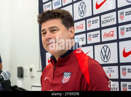 Austin, Tx, USA. Oktober 2024. Der Trainer der New U.S. Men's National Team (USMNT), MAURICIO POCHETTINO, hält am 11. Oktober 2024 am Vorabend seines ersten Spiels gegen Panama für das Hispanic Heritage Match in Austin's Q2 Stadium am Samstag eine Pressekonferenz ab. Pochettino trainierte zuvor bei Chelsea in der englischen Premier League. (Kreditbild: © Bob Daemmrich/ZUMA Press Wire) NUR REDAKTIONELLE VERWENDUNG! Nicht für kommerzielle ZWECKE! Quelle: ZUMA Press, Inc./Alamy Live News Stockfoto