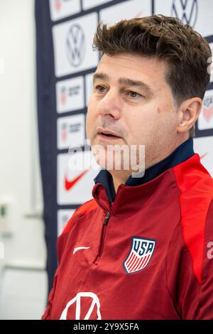 Austin, Tx, USA. Oktober 2024. Der Trainer der New U.S. Men's National Team (USMNT), MAURICIO POCHETTINO, hält am 11. Oktober 2024 am Vorabend seines ersten Spiels gegen Panama für das Hispanic Heritage Match in Austin's Q2 Stadium am Samstag eine Pressekonferenz ab. Pochettino trainierte zuvor bei Chelsea in der englischen Premier League. (Kreditbild: © Bob Daemmrich/ZUMA Press Wire) NUR REDAKTIONELLE VERWENDUNG! Nicht für kommerzielle ZWECKE! Quelle: ZUMA Press, Inc./Alamy Live News Stockfoto