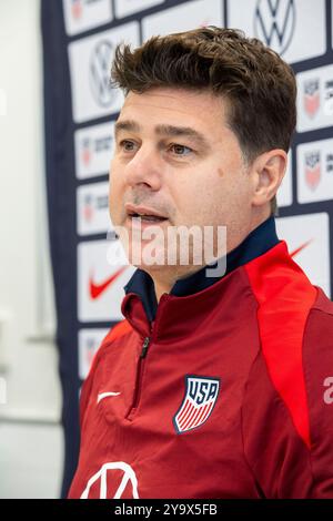 Austin, Tx, USA. Oktober 2024. Der Trainer der New U.S. Men's National Team (USMNT), MAURICIO POCHETTINO, hält am 11. Oktober 2024 am Vorabend seines ersten Spiels gegen Panama für das Hispanic Heritage Match in Austin's Q2 Stadium am Samstag eine Pressekonferenz ab. Pochettino trainierte zuvor bei Chelsea in der englischen Premier League. (Kreditbild: © Bob Daemmrich/ZUMA Press Wire) NUR REDAKTIONELLE VERWENDUNG! Nicht für kommerzielle ZWECKE! Quelle: ZUMA Press, Inc./Alamy Live News Stockfoto