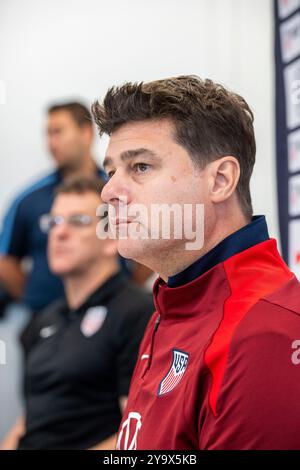 Austin, Tx, USA. Oktober 2024. Der Trainer der New U.S. Men's National Team (USMNT), MAURICIO POCHETTINO, hält am 11. Oktober 2024 am Vorabend seines ersten Spiels gegen Panama für das Hispanic Heritage Match in Austin's Q2 Stadium am Samstag eine Pressekonferenz ab. Pochettino trainierte zuvor bei Chelsea in der englischen Premier League. (Kreditbild: © Bob Daemmrich/ZUMA Press Wire) NUR REDAKTIONELLE VERWENDUNG! Nicht für kommerzielle ZWECKE! Quelle: ZUMA Press, Inc./Alamy Live News Stockfoto