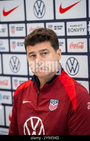 Austin, Tx, USA. Oktober 2024. Der Trainer der New U.S. Men's National Team (USMNT), MAURICIO POCHETTINO, hält am 11. Oktober 2024 am Vorabend seines ersten Spiels gegen Panama für das Hispanic Heritage Match in Austin's Q2 Stadium am Samstag eine Pressekonferenz ab. Pochettino trainierte zuvor bei Chelsea in der englischen Premier League. (Kreditbild: © Bob Daemmrich/ZUMA Press Wire) NUR REDAKTIONELLE VERWENDUNG! Nicht für kommerzielle ZWECKE! Quelle: ZUMA Press, Inc./Alamy Live News Stockfoto