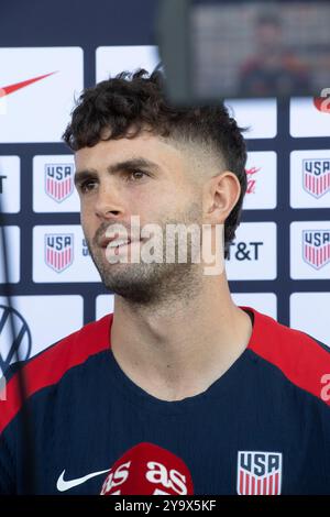 Austin, Tx, USA. Oktober 2024. Stürmer CHRISTIAN PULISIC vom U.S. Men's National Team (USMNT) hält am 11. Oktober 2024 am Vorabend eines Fußballspiels gegen Panama für das Hispanic Heritage Matchup im Q2 Stadium von Austin am Samstag eine Pressekonferenz ab. (Kreditbild: © Bob Daemmrich/ZUMA Press Wire) NUR REDAKTIONELLE VERWENDUNG! Nicht für kommerzielle ZWECKE! Quelle: ZUMA Press, Inc./Alamy Live News Stockfoto