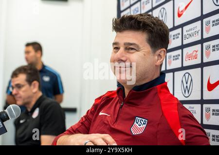 Austin, Tx, USA. Oktober 2024. Der Trainer der New U.S. Men's National Team (USMNT), MAURICIO POCHETTINO, hält am 11. Oktober 2024 am Vorabend seines ersten Spiels gegen Panama für das Hispanic Heritage Match in Austin's Q2 Stadium am Samstag eine Pressekonferenz ab. Pochettino trainierte zuvor bei Chelsea in der englischen Premier League. (Kreditbild: © Bob Daemmrich/ZUMA Press Wire) NUR REDAKTIONELLE VERWENDUNG! Nicht für kommerzielle ZWECKE! Quelle: ZUMA Press, Inc./Alamy Live News Stockfoto