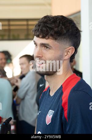 Austin, Tx, USA. Oktober 2024. Stürmer CHRISTIAN PULISIC vom U.S. Men's National Team (USMNT) hält am 11. Oktober 2024 am Vorabend eines Fußballspiels gegen Panama für das Hispanic Heritage Matchup im Q2 Stadium von Austin am Samstag eine Pressekonferenz ab. (Kreditbild: © Bob Daemmrich/ZUMA Press Wire) NUR REDAKTIONELLE VERWENDUNG! Nicht für kommerzielle ZWECKE! Quelle: ZUMA Press, Inc./Alamy Live News Stockfoto