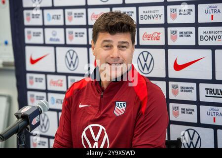 Austin, Tx, USA. Oktober 2024. Der Trainer der New U.S. Men's National Team (USMNT), MAURICIO POCHETTINO, hält am 11. Oktober 2024 am Vorabend seines ersten Spiels gegen Panama für das Hispanic Heritage Match in Austin's Q2 Stadium am Samstag eine Pressekonferenz ab. Pochettino trainierte zuvor bei Chelsea in der englischen Premier League. (Kreditbild: © Bob Daemmrich/ZUMA Press Wire) NUR REDAKTIONELLE VERWENDUNG! Nicht für kommerzielle ZWECKE! Quelle: ZUMA Press, Inc./Alamy Live News Stockfoto