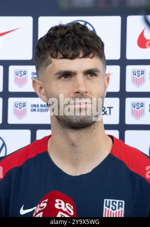 Austin, Tx, USA. Oktober 2024. Stürmer CHRISTIAN PULISIC vom U.S. Men's National Team (USMNT) hält am 11. Oktober 2024 am Vorabend eines Fußballspiels gegen Panama für das Hispanic Heritage Matchup im Q2 Stadium von Austin am Samstag eine Pressekonferenz ab. (Kreditbild: © Bob Daemmrich/ZUMA Press Wire) NUR REDAKTIONELLE VERWENDUNG! Nicht für kommerzielle ZWECKE! Quelle: ZUMA Press, Inc./Alamy Live News Stockfoto