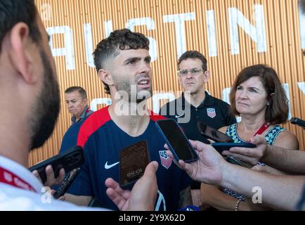 Austin, Tx, USA. Oktober 2024. Stürmer CHRISTIAN PULISIC vom U.S. Men's National Team (USMNT) hält am 11. Oktober 2024 am Vorabend eines Fußballspiels gegen Panama für das Hispanic Heritage Matchup im Q2 Stadium von Austin am Samstag eine Pressekonferenz ab. (Kreditbild: © Bob Daemmrich/ZUMA Press Wire) NUR REDAKTIONELLE VERWENDUNG! Nicht für kommerzielle ZWECKE! Quelle: ZUMA Press, Inc./Alamy Live News Stockfoto