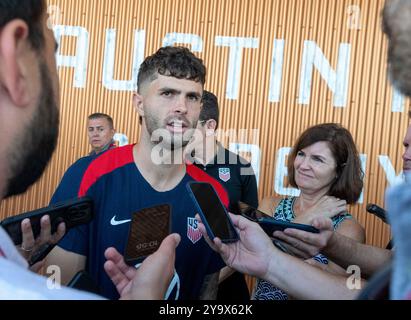 Austin, Tx, USA. Oktober 2024. Stürmer CHRISTIAN PULISIC vom U.S. Men's National Team (USMNT) hält am 11. Oktober 2024 am Vorabend eines Fußballspiels gegen Panama für das Hispanic Heritage Matchup im Q2 Stadium von Austin am Samstag eine Pressekonferenz ab. (Kreditbild: © Bob Daemmrich/ZUMA Press Wire) NUR REDAKTIONELLE VERWENDUNG! Nicht für kommerzielle ZWECKE! Quelle: ZUMA Press, Inc./Alamy Live News Stockfoto