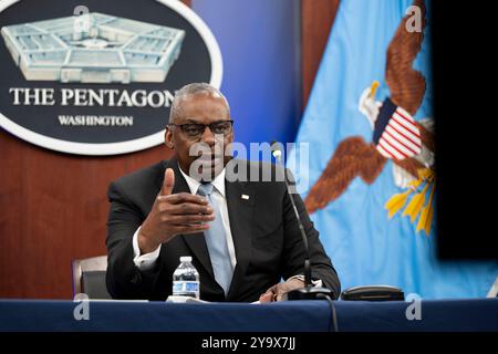 Washington, Vereinigte Staaten Von Amerika. Oktober 2024. Washington, Vereinigte Staaten von Amerika. 10. Oktober 2024. US-Verteidigungsminister Lloyd Austin hält ein Online-Treffen mit Vertretern von Militärdienstorganisationen und Veteranendienstorganisationen für ein virtuelles Rundtischgespräch des Pentagon ab 10. Oktober 2024 in Washington, DC Credit: PO1 Alexander Kubitza/DOD Photo/Alamy Live News Stockfoto