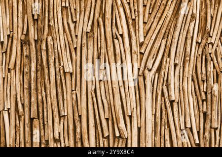 Strukturierter Hintergrund mit Zweig. Abstrakte braune Holzstruktur im Hintergrund. Handgefertigtes Linienmuster aus braunen Zweigen. Holzmaterialien. Stockfoto