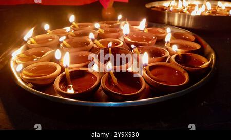 Die während der diwali-Feier angezündeten Ton-Diya-Lampen Diwali oder Dipawali sind Indiens größter und wichtigster Feiertag. Stockfoto