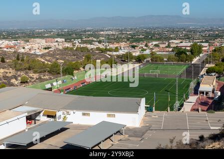 Rojales, spanische Stadt in der Provinz Alicante und Gemeinde Valencia. Landschaft, Fußballplatz und Umgebung von oben Stockfoto