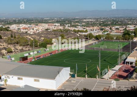 Rojales, spanische Stadt in der Provinz Alicante und Gemeinde Valencia. Landschaft, Fußballplatz und Umgebung von oben Stockfoto