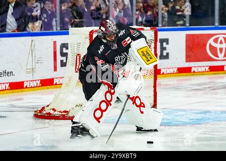 Deutschland. Oktober 2024. Eishockey Penny-DEL 8.Spieltag Koelner Haie - Schwenninger Wild Wings am 11.10.2024 in der Lanxess Arena in Köln Julius Hudacek ( Köln ) Gemaess den Vorgaben der DEL Deutsche Eishockey Liga ist die Publikation und Weiterverwertung der Aufnahmen in elektronischen Medien und Endgeraeten aller Art waehrend des laufenden Spiels nicht zulaessig. Foto: Revierfoto Credit: ddp Media GmbH/Alamy Live News Stockfoto