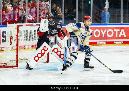 Deutschland. Oktober 2024. Eishockey Penny-DEL 8.Spieltag Koelner Haie - Schwenninger Wild Wings am 11.10.2024 in der Lanxess Arena in Köln Julius Hudacek ( Köln ), links - Sebastian Uvira ( Schwenningen ), rechts Gemaess den Vorgaben der DEL Deutsche Eishockey Liga ist die Publikation und Weiterverwertung der Aufnahmen in elektronischen Medien und Endgeraeten aller Art waehrend des laufenden Spiele nicht zulaessig. Foto: Revierfoto Credit: ddp Media GmbH/Alamy Live News Stockfoto