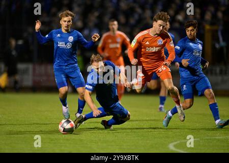 11.10.2024, Velbert, IMS Arena, Deutschland, Niederrhein Pokal, SSVg Velbert gegen MSV Duisburg DFB-Regionalliga West-Vorschriften verbieten jede Verwendung von Fotografien als Bildsequenzen und/oder Quasi-Video im Bild Patrick Sussek ( MSV Duisburg #37 ) im Zweikampf gegen Felix Herzenbruch ( SSVg Velbert #3 ). Foto © Nordphoto GmbH/Freund Stockfoto