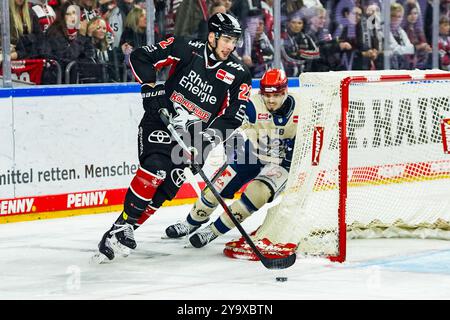 Deutschland. Oktober 2024. Eishockey Penny-DEL 8.Spieltag Koelner Haie - Schwenninger Wild Wings am 11.10.2024 in der Lanxess Arena in Köln Maximilian Gloetzl ( Köln ), links - Daniel Neumann ( Schwenningen ), rechts Gemaess den Vorgaben der DEL Deutsche Eishockey Liga ist die Publikation und Weiterverwertung der Aufnahmen in elektronischen Medien und Endgeraeten aller Art waehrend des laufenden Spiele nicht zulaessig. Foto: Revierfoto Credit: ddp Media GmbH/Alamy Live News Stockfoto