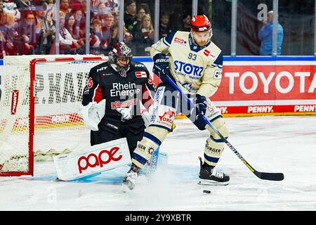 Deutschland. Oktober 2024. Eishockey Penny-DEL 8.Spieltag Koelner Haie - Schwenninger Wild Wings am 11.10.2024 in der Lanxess Arena in Köln Julius Hudacek ( Köln ), links - Sebastian Uvira ( Schwenningen ), rechts Gemaess den Vorgaben der DEL Deutsche Eishockey Liga ist die Publikation und Weiterverwertung der Aufnahmen in elektronischen Medien und Endgeraeten aller Art waehrend des laufenden Spiele nicht zulaessig. Foto: Revierfoto Credit: ddp Media GmbH/Alamy Live News Stockfoto