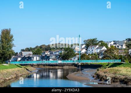 Wadebridge, eine hübsche Stadt in Cornwall, England, überquert den Fluss, um beide Seiten miteinander zu verbinden Stockfoto